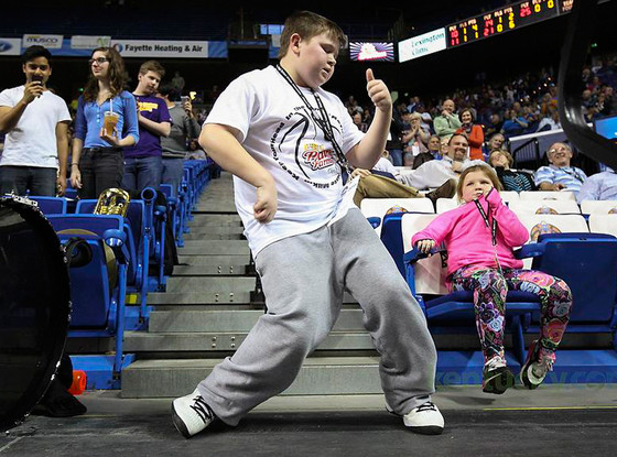 Kentucky HS bball dancing kid Kentucky HS bball dancing kid
